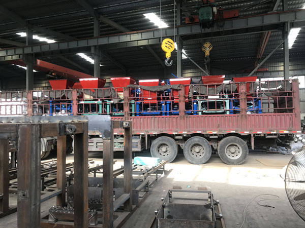 寧夏小型帶料斗空心磚機裝車發(fā)貨